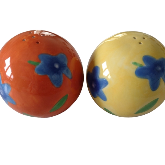 Luau flowered vintage salt and pepper shakers. Preloved. - Picture 2 of 7